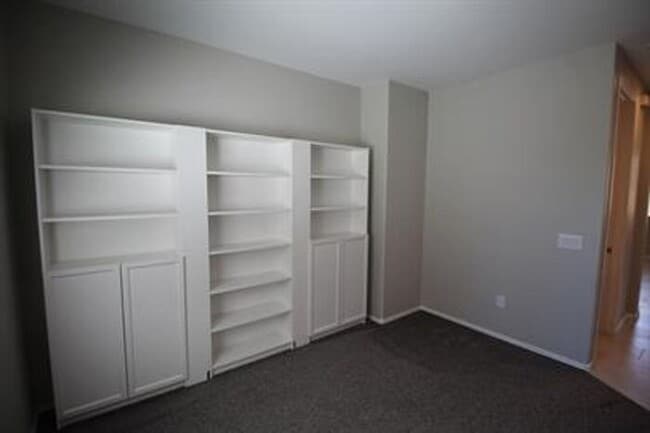 Building Photo - Desirable La Estancia Neighboorhood