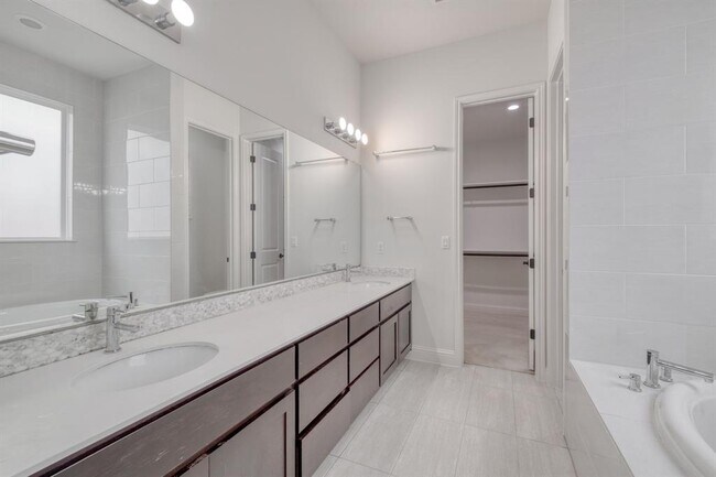 Building Photo - 14921 Iveans Way