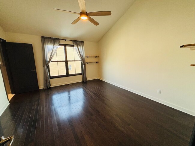 Building Photo - 3-4 Bedroom, 3.5 Bath Townhouse