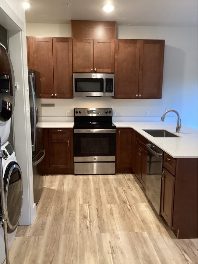 Building Photo - 2950 SW Coho St