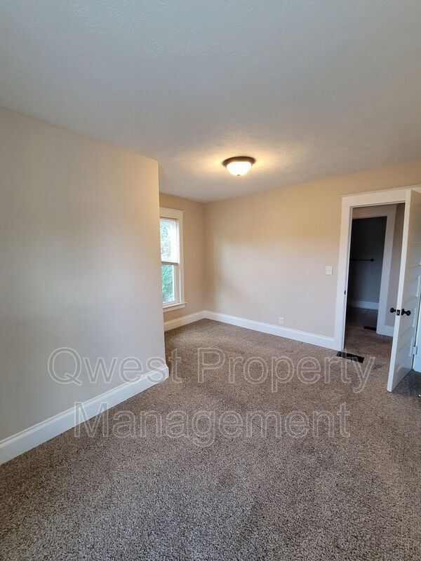 Building Photo - 932 Crescent St NE