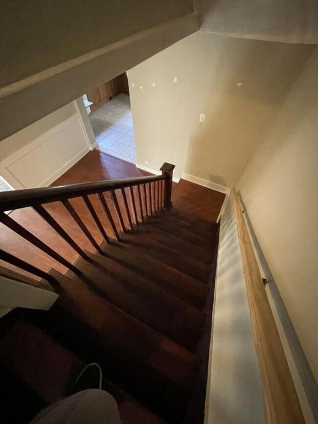 Building Photo - NOW AVAILABLE! 3 Bed, 2 Bath Victorian Hom...