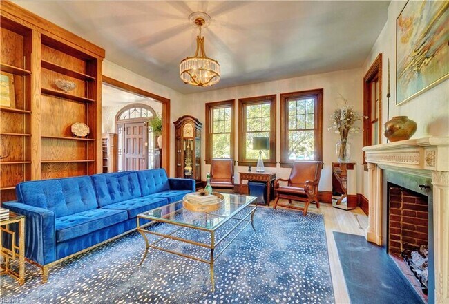Building Photo - LARCHMONT