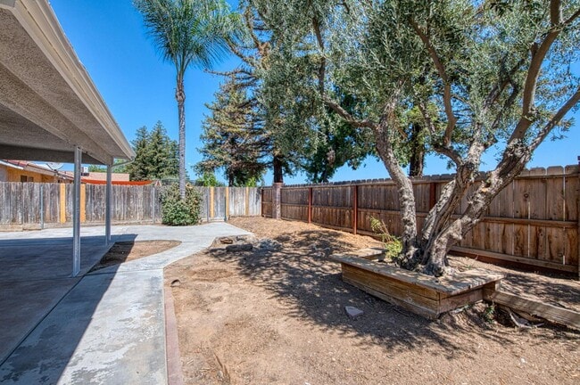 Building Photo - 6364 N Barcus Ave