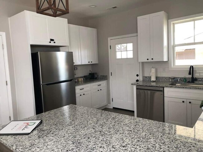 Building Photo - 13 Bigby St