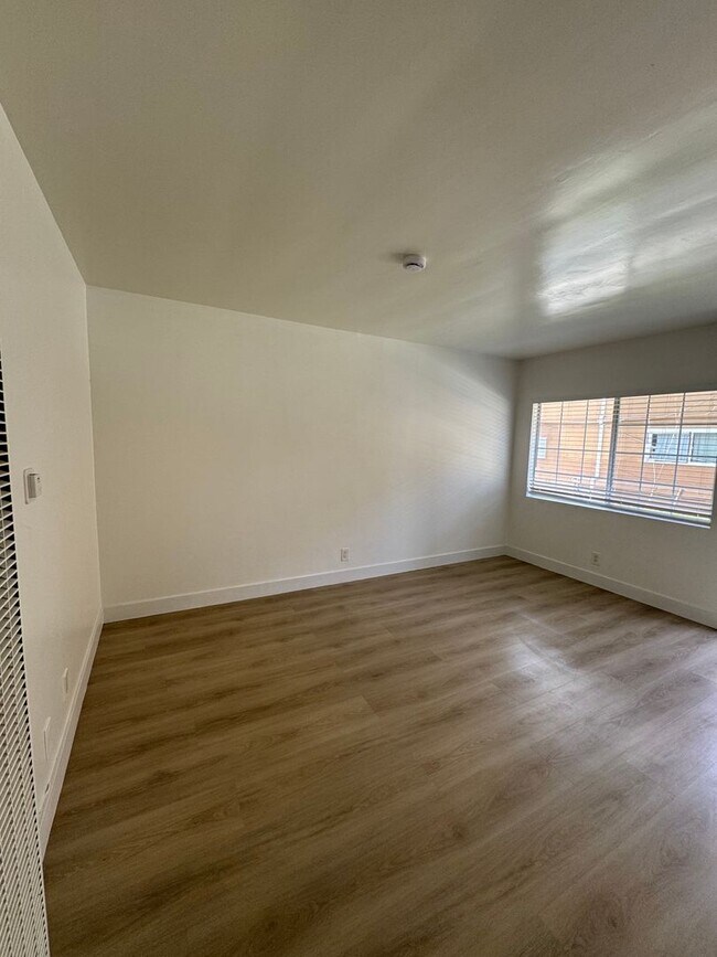 Building Photo - 1 Bedroom in Gardena With Parking Included...