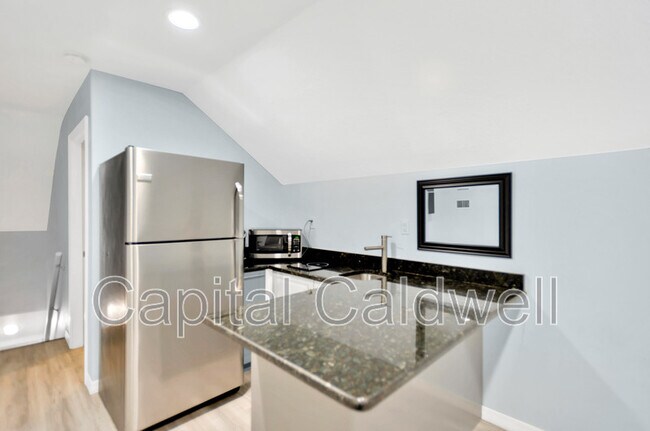 Building Photo - 911 S Rome Ave