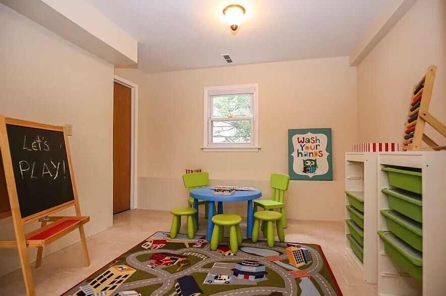 Building Photo - 557 S Orange Ave