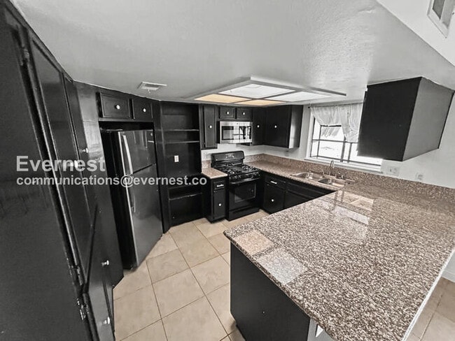 Building Photo - 4 Bed/3 Bath Home with Garage / Pet-Friendly / Vouchers Accepted / Available Now!