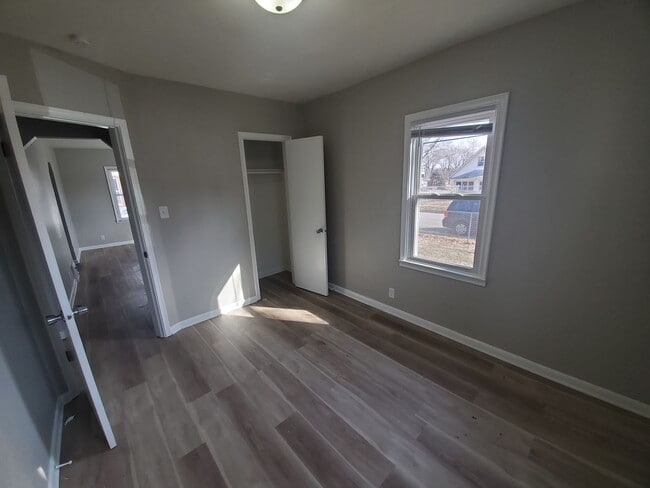 Building Photo - 3 Bedroom, 1 Bathroom with partially fence...
