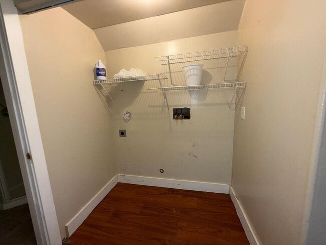 Building Photo - Spacious Tri-Level Home for Rent in Tooele...