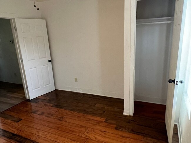 Building Photo - Charming 2BR Duplex in La Porte