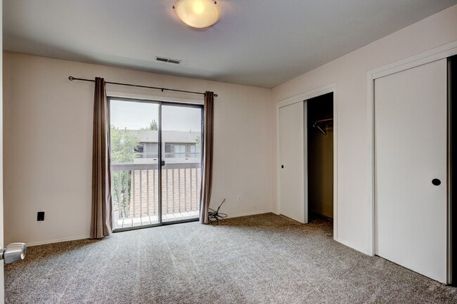 Building Photo - Central 2 bed 1.5 bath Townhouse