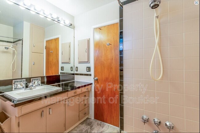 Building Photo - 2360 Balsam Dr