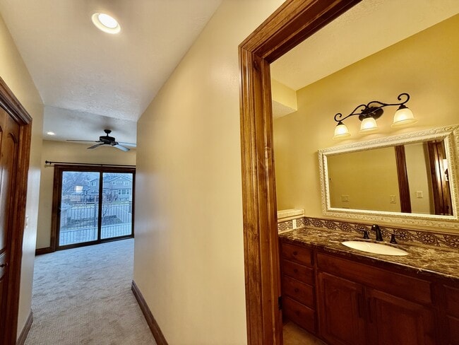 Building Photo - 6819 S Greenfield Way