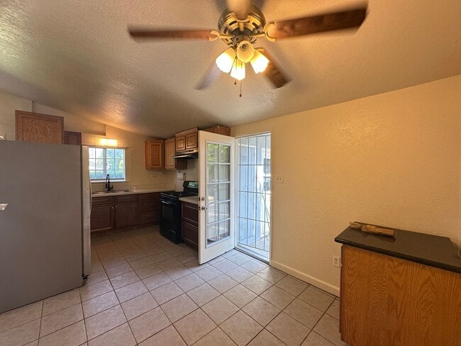 Building Photo - 3 Bedroom Home In Sacramento
