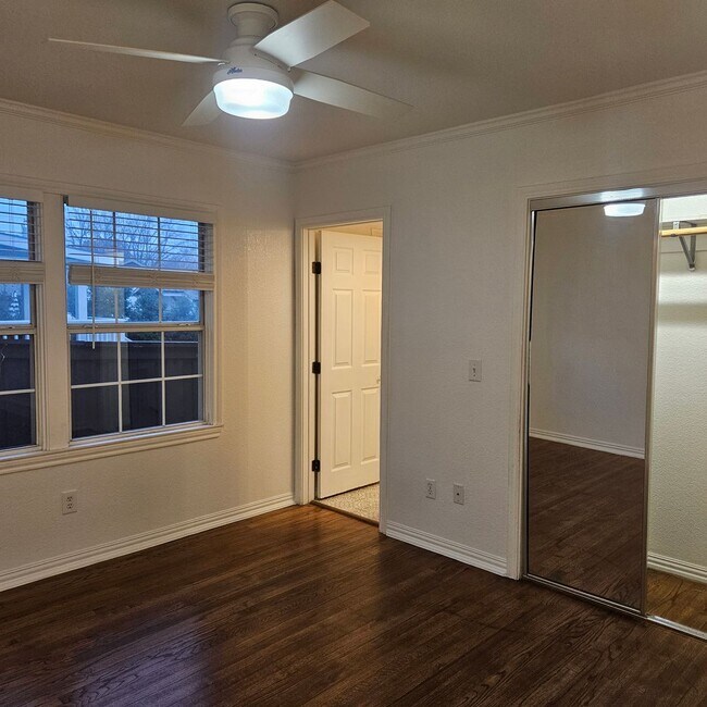 Building Photo - Bradley Duplex