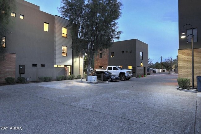 Building Photo - 1300 W 5th St