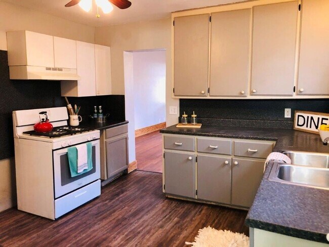 Building Photo - 2 bedrooms with sunroom, 1 bath , spacious kitchen, tons of historic features!  New kitchen and b...