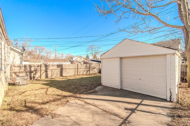 Building Photo - Charming Hazel Park Bungalow with Renovated Kitchen & Fenced Yard