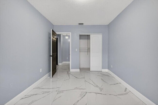 Building Photo - 15775 N Miami Ave