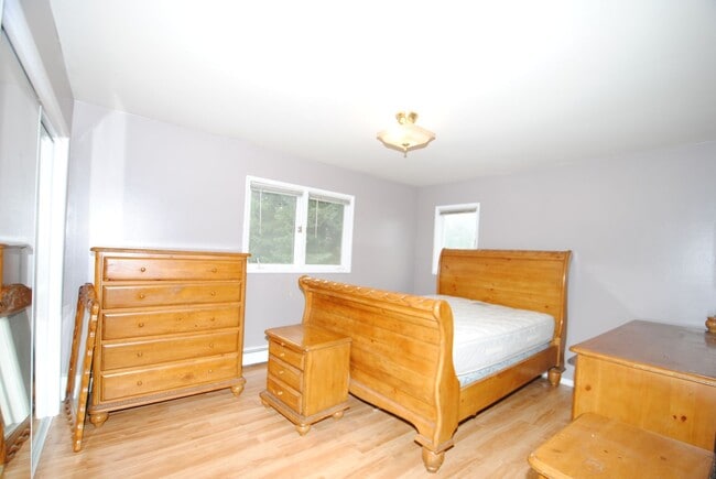 Building Photo - Gorgeous 4 bed / 2 bath with Heated Garage