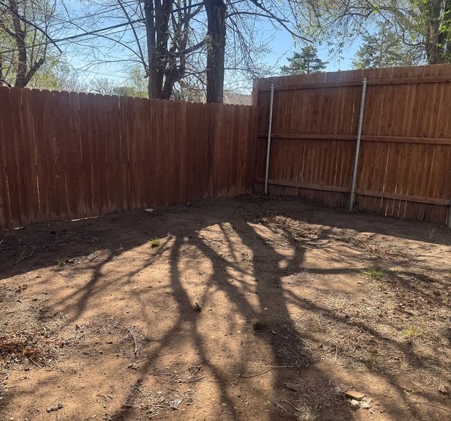 Building Photo - Adorable 1/1 bathroom fenced in yard