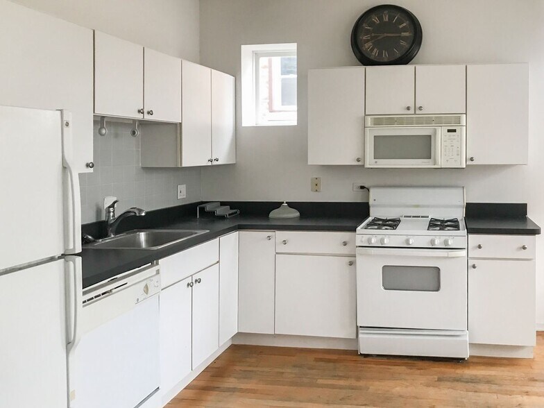 Building Photo - 1022 N Damen Ave