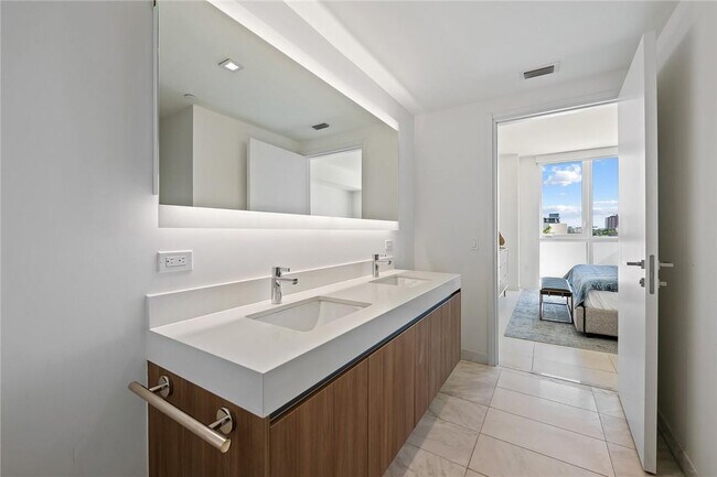 Building Photo - 401 N Birch Rd