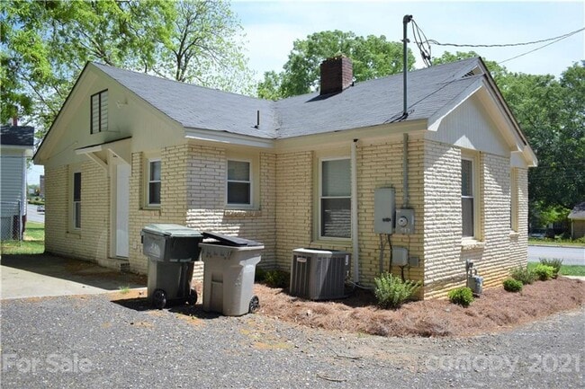 Building Photo - Charming 2-BR Brick Home with a Yard, and everything you need – Minutes from Downtown!