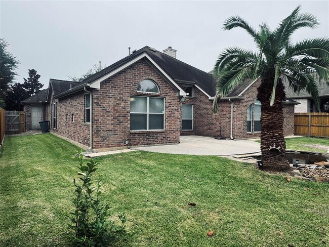 Building Photo - 2910 Sandleigh Dr