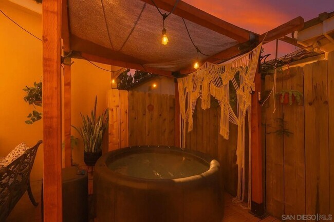 Building Photo - 1818 Diamond St