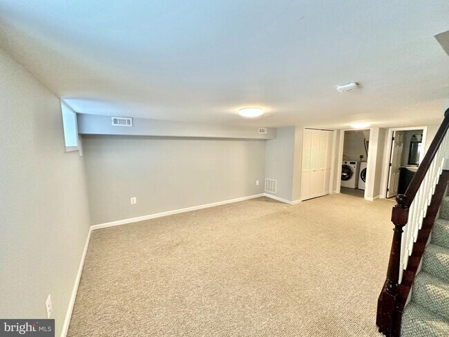 Building Photo - 1010 Bashford Ln