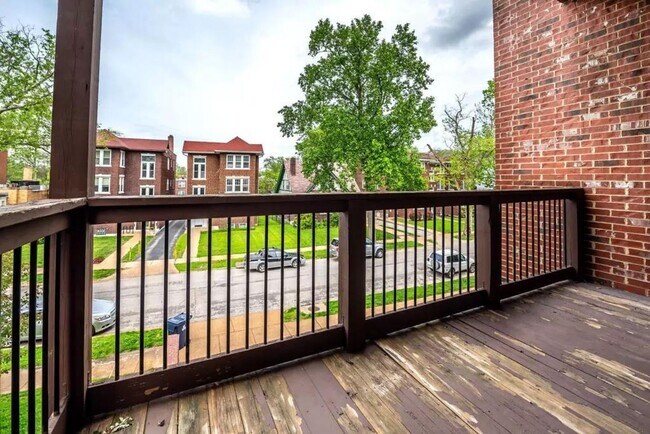 Building Photo - Cates Ave Fourplex