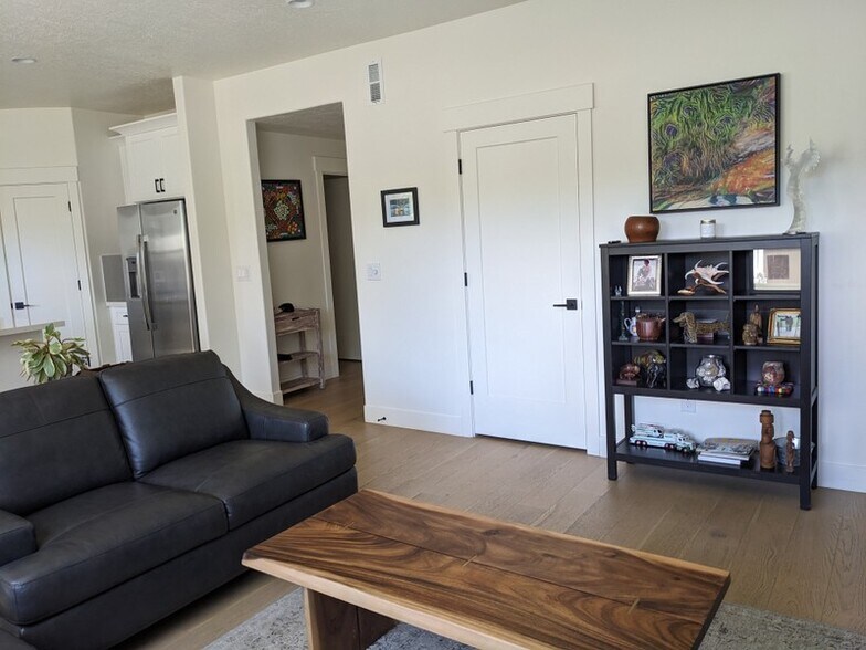 Building Photo - 3360 S Amara Pl