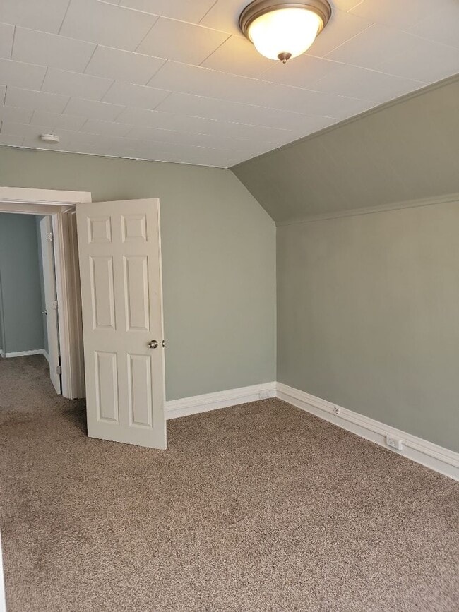 Building Photo - AVAILABLE JUNE - Updated 4 Bed 1 Bath