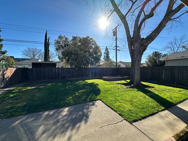 Building Photo - Charming Tahoe Park 3 Bedroom