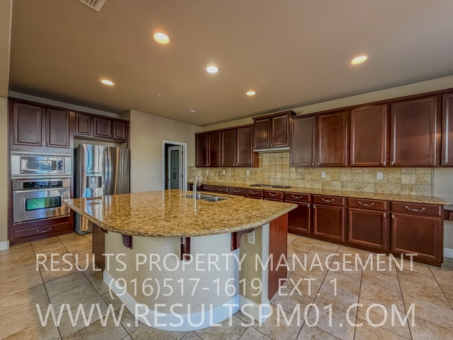 Building Photo - Elegance and spacious Mini Mansion