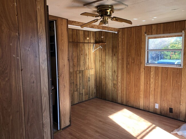 Building Photo - Trailer House; 3 bed 2 bath, covered patio