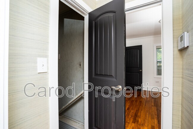 Building Photo - 3338 Eastway Dr