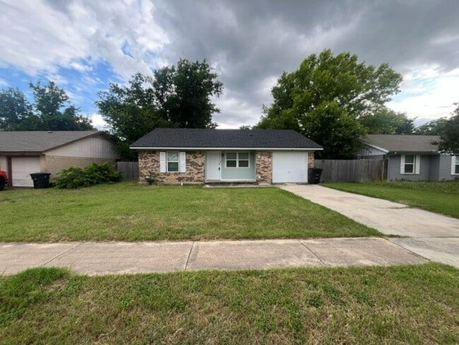 Building Photo - 2506 Hidden Valley Dr