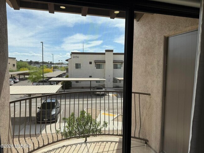 Building Photo - 2028 E River Rd