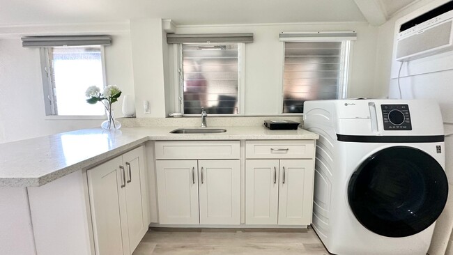 Building Photo - Available NOW - Newly Renovated Studio with 1 Bath & Washer/Dryer in Maunalani Heights!