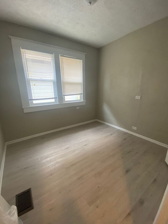 Building Photo - 3 bed 1 bath home in Center Township