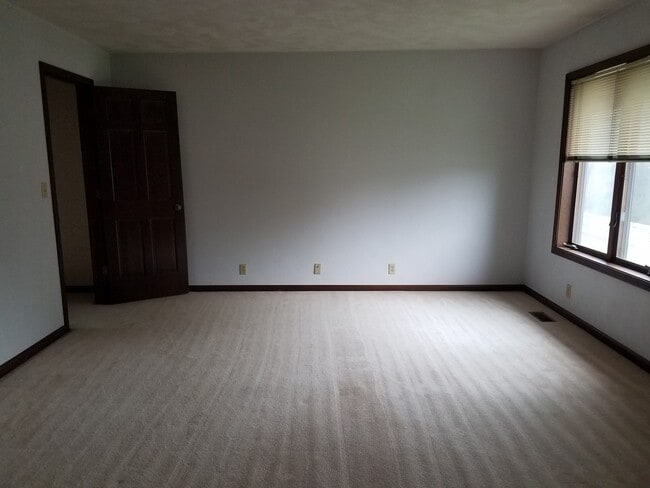 Building Photo - Beautiful 2-bedroom, 1-1/2 bath 2 Level Du...