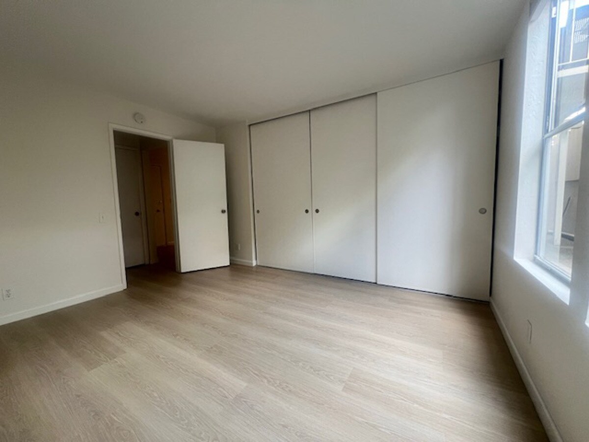 Building Photo - 811 York St