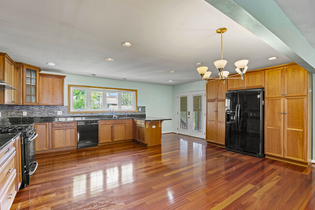 Building Photo - 2023 Rollingwood Rd