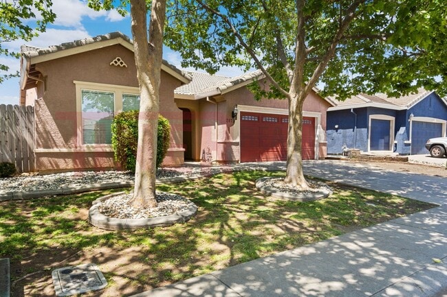 Building Photo - 2075 Larkflower Way