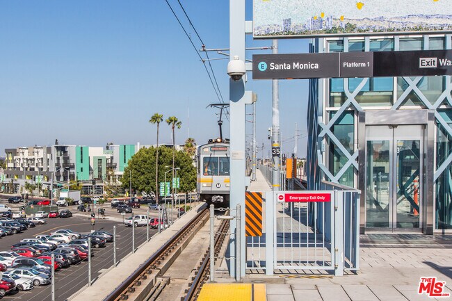 Building Photo - 8770 Washington Blvd