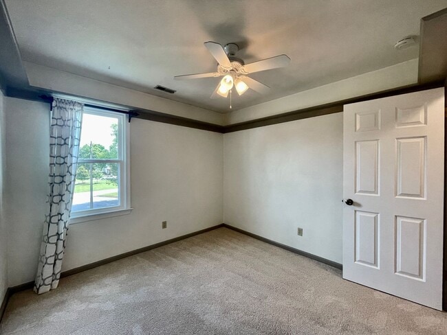 Building Photo - Available NOW! A 4-6 Bedroom Home! Attache...